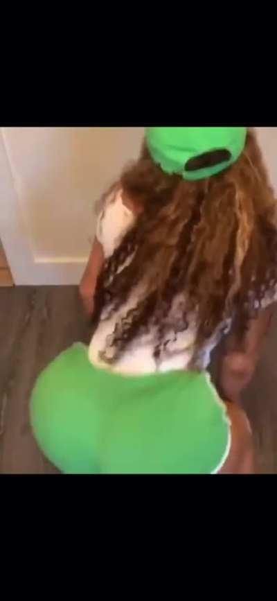 Compilation of Giselle Lynette twerking hope u guys enjoy it