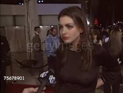 Anne Hathaway didn't mind if everyone saw her tits during the School of Rock premiere