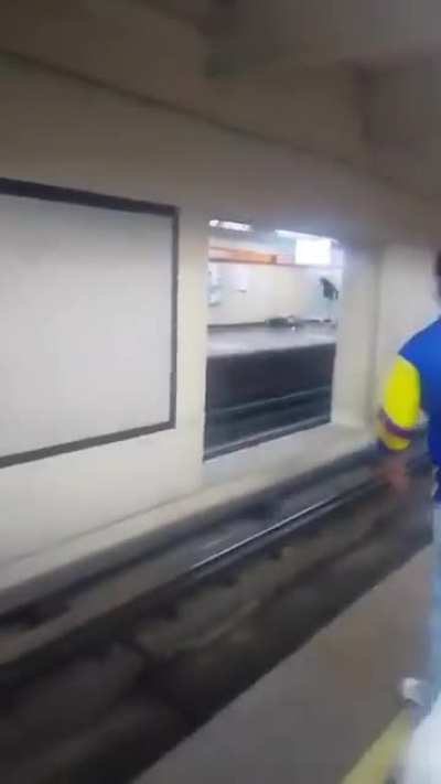 Man stabs several people at a Mexico City metro station, the agressor tried to commit suicide by jumping to the train tracks but survived and was arrested