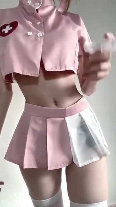 Quero ser tratado por essa enfermeira vadia