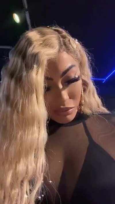 Holly & Ari3lla on live together