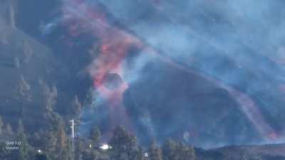 🔥 Giant lava boulder carried by a lava river. La Palma, Canary Islands. 02/12/21 | Original Post youtube GutnTog