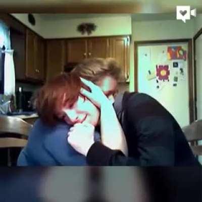 Son tells mom he's gay, she reacts in the best way!