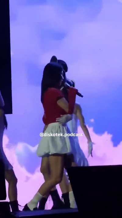 송지효 in a new sparkly outfit whilst performing BYG in Jakarta~