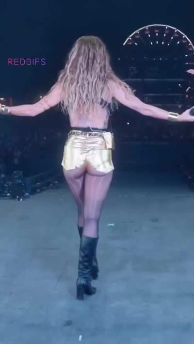 Fearless beauty Rita Ora 💛