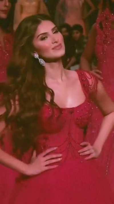 Just look at her, she is Tara Sutaria 😍🤍💙🖤❤️👸