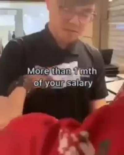 Chad boss demands respect from customer