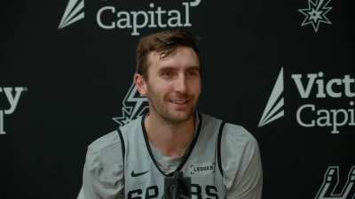 [Highlight] Sean Elliott telestrator knowledge, broadcast storylines for Wemby, Harper, Champagnie, Castle, Kornet + Bryant, and Keldon addresses the fans at the end of the game | Preseason vs IND 10.17.25