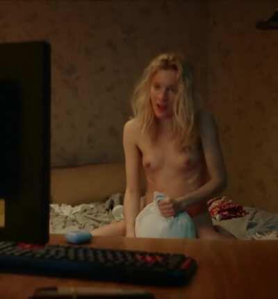 Lena Tronina - Nude debut in 'Happy End' S1E1