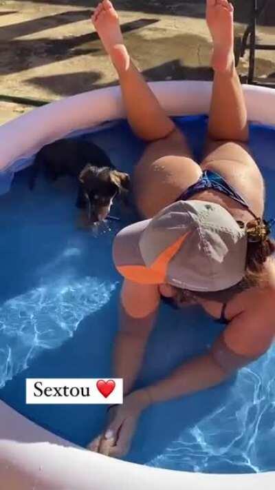 Biquíni atolado no rabo