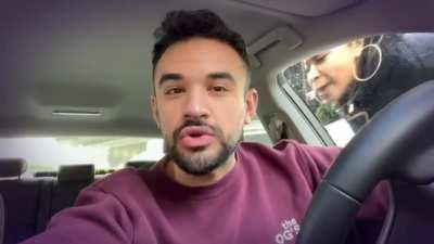 IlloJuan hace promo de KOI pero aparece una fan de Heretics