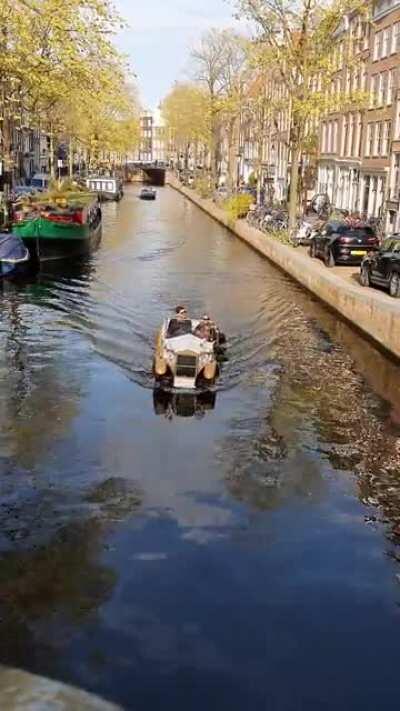 Car ride through the canals