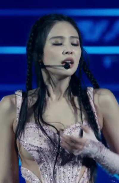 Jennie sideboob 🤤