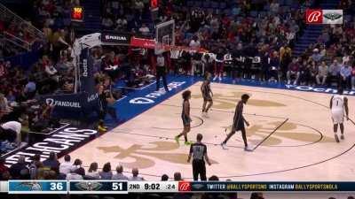 [Highlight] Zion Williamson creates an open 3 for Herb Jones (with replay)