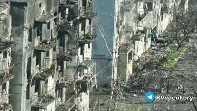 Ru pov:Footage of UAF soldiers retreats apartment building, jumping out of windows. Allegedly, the building was broken into by Wagner PMC fighters according to Rvvoenkory 