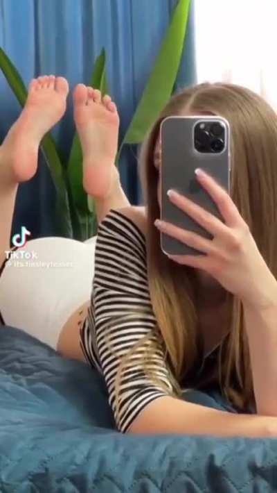 Blondes have the best feet