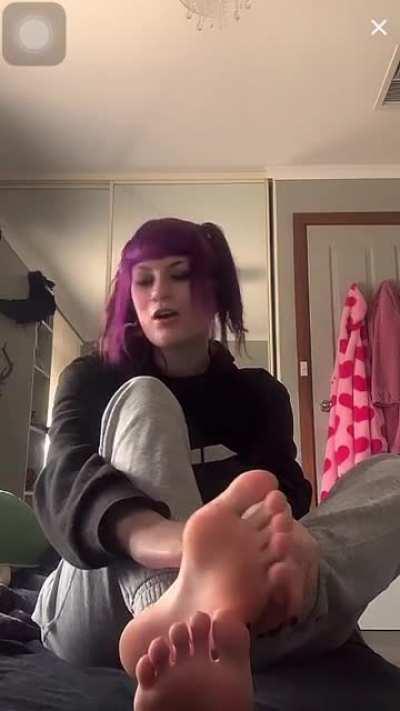 @blarbiethebetterbarbie was live showing off her beautiful hot sexy soles on a lovely wonderful Monday afternoon time!! Part 4