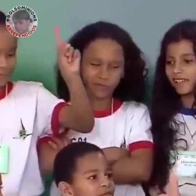 Noivinha do Aristides tomando uma invertida da molecada