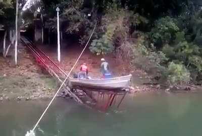 Tava difícil subir a canoa pelo barranco. Tava.