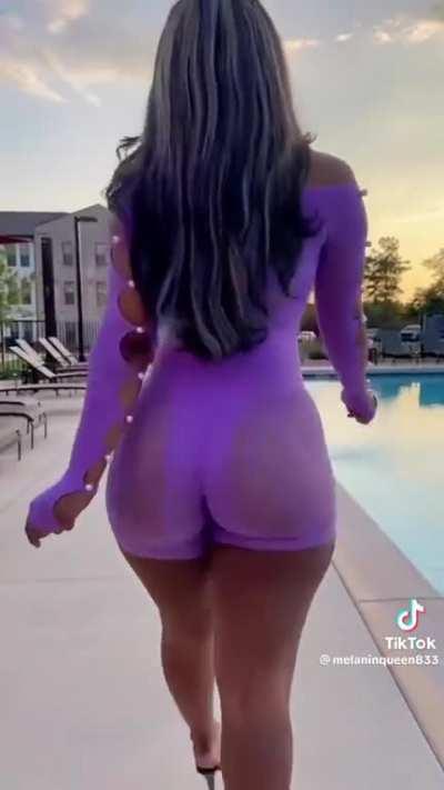 That walk is sexy ð