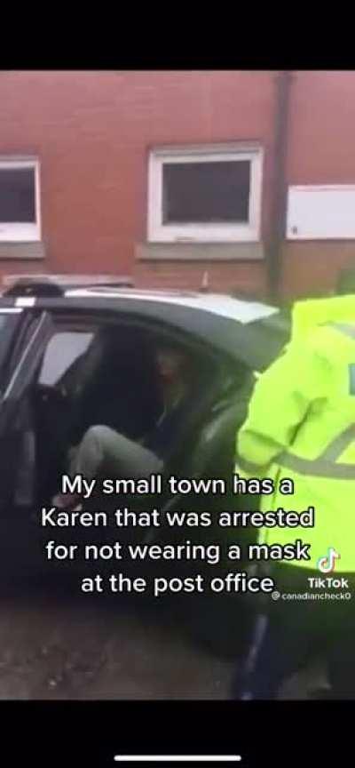 Anti-masker breaks down crying after being arrested for refusing to wear a mask while at the post office