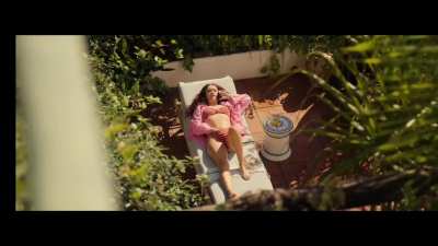 Olivia Cooke has an itich