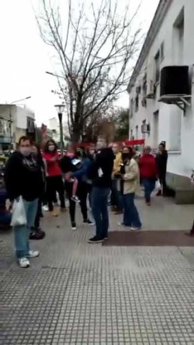 Artesano callejero es expulsado para ubicar puesto de campaña del frente de todes en Moron