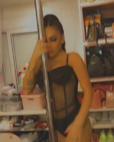 MC Mirella pole dance
