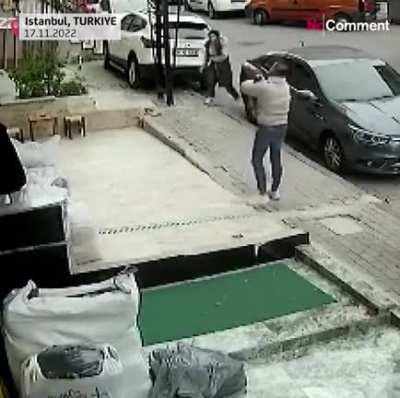 This Istanbul man noticed the cat falling from the balcony, caught it and calmed it down.