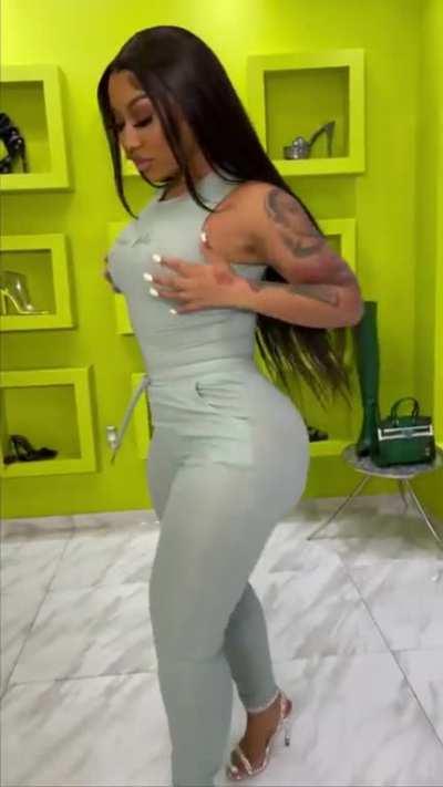 BOOTY ALL IN YA FACE