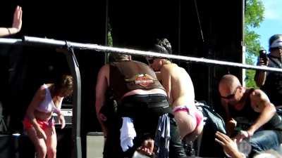 Exhibitionist's ass gets wet. Not in the way you are imagine