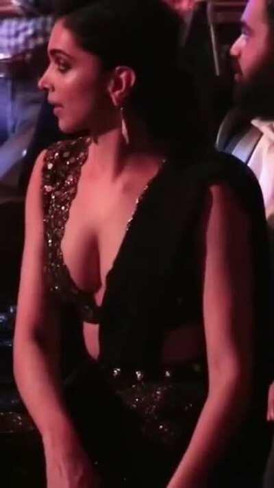 Deepika Padukone Sexy Deep Cleavage Show in An Award Function... Comment what you will do with her?? 😍😍😍😍