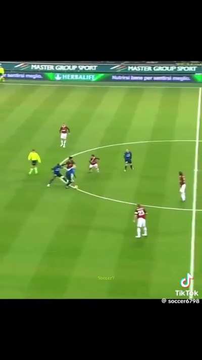 1 minute of Ronaldinho tearing it up for AC Milan 🔥
