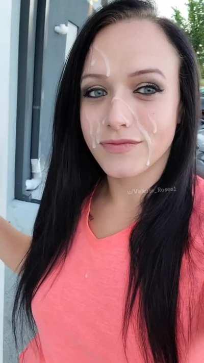 I like showing everyone I'm a cumslut 😋