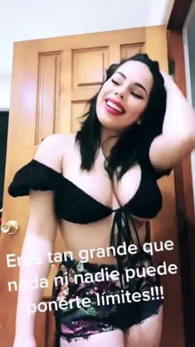 Qué ganas de desabrocharselo y chuparle las tetas 🤤