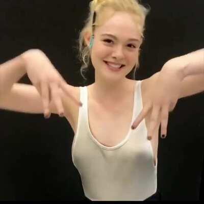 Adorable Elle Fanning [gif]