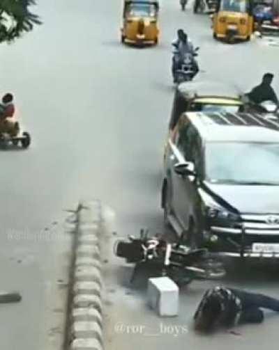 [India]Bike overtakes a car