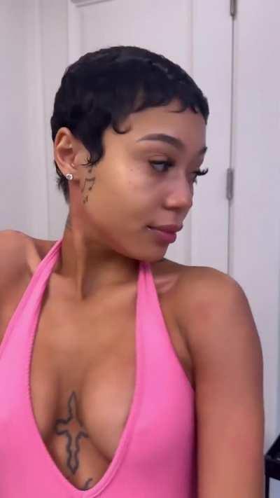 the way she looked at the camera😩😩😍😍