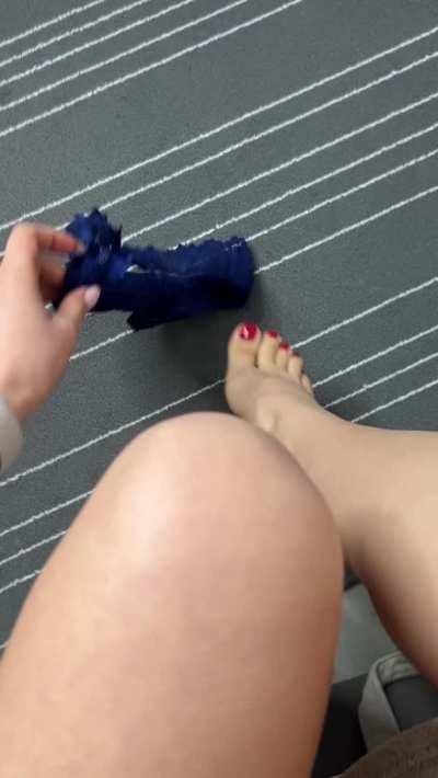 This feet can do good footjobs, wanna try [OC]