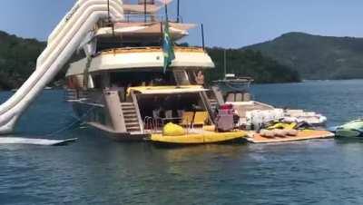 Bote inflável do Luciano Huck