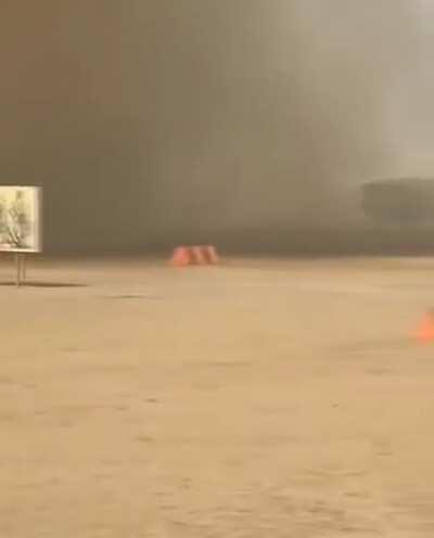 Как развлекаются наши солдаты в Сирии: бегают наперегонки с песчаной бурей.