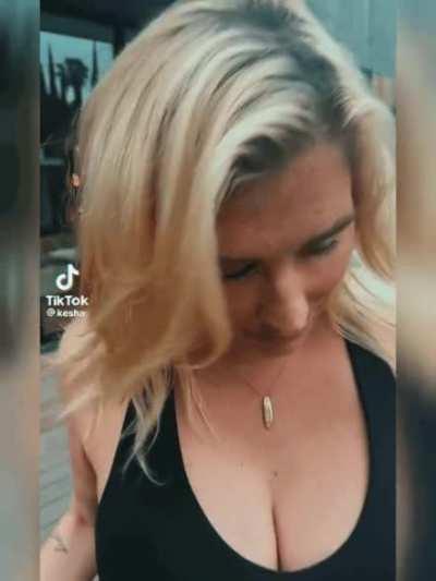 Kesha's huge bouncy boobies