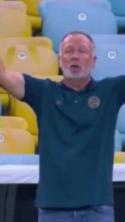 Acerta o gol pelo amor de Deus