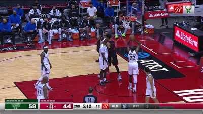 [Highlight] Christian Wood puts Marques Johnson in an awkward situation with his earrings