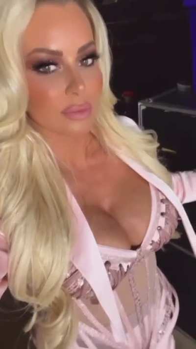 Maryse backstage at Raw before her birthday celebration 1/22 IG