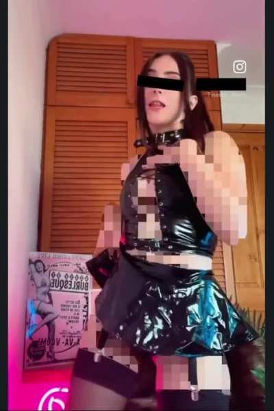 Enjoy her lovely latex 🤭