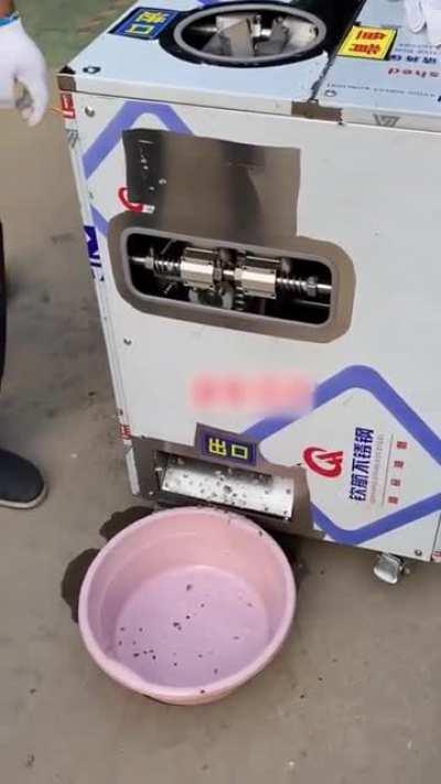 Machine that likes to clean fish from husk - unlike you