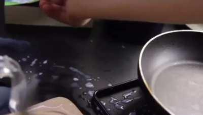 Gordon Ramsey teaches you how to make pancakes like a pro