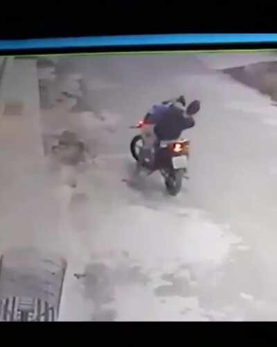 Решил к нам лезть? А теперь я тебя ебать буду