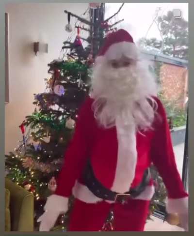 The cast of Les Mis had a Christmas Party. They sat on Santa’s knee and got gifts. Then their Santa was unbearded… 